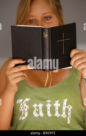 I giovani cristiani la lettura della Bibbia, Saint-Gervais, Haute Savoie, Francia, Europa Foto Stock