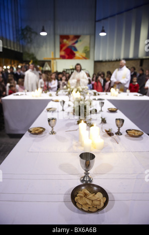 Giovedì Santo celebrazione eucaristica in una chiesa cattolica, Parigi, Francia, Europa Foto Stock