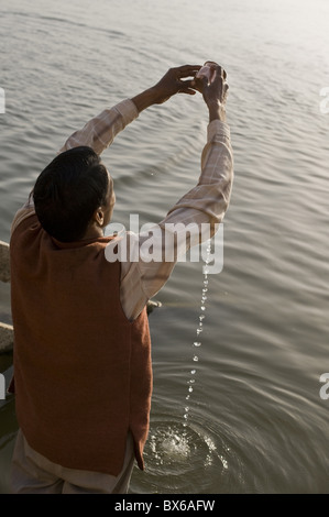 Hindu di eseguire la sua quotidiana devozione rituale di Ganga di Varanasi, Uttar Pradesh, India, Asia Foto Stock