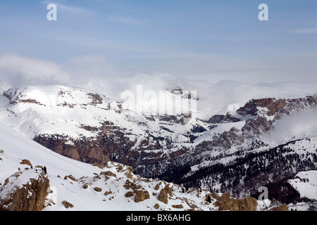 Il cloud e la nebbia la cancellazione dalle cime di montagna della Val Gardena Selva Dolomiti Italia Foto Stock
