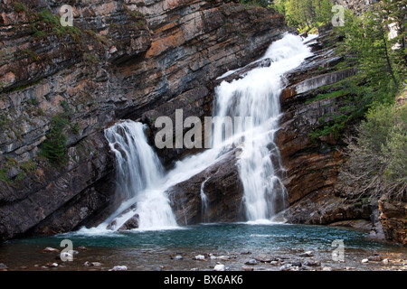 Bellissima vista di Cameron cade in Waterton National Park, Alberta, Canada con acqua a cascata in un Aqua pool in fondo Foto Stock