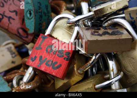 Amore lucchetti sul ponte Milvio a roma, Italia Foto Stock