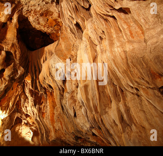 Grotta di stalattiti caverna sotterranea luce magica nei Pirenei Spagna Foto Stock