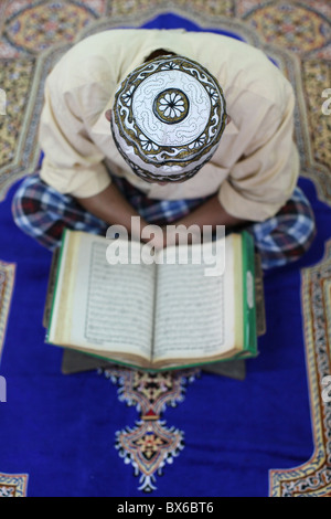 Uomo musulmano la lettura del Corano in moschea, Ho Chi Minh City, Vietnam, Indocina, Asia sud-orientale, Asia Foto Stock