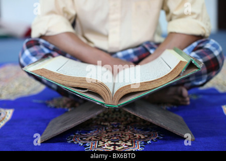Uomo musulmano la lettura del Corano in moschea, Ho Chi Minh City, Vietnam, Indocina, Asia sud-orientale, Asia Foto Stock