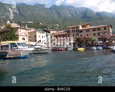 Il porto di Malcesine sul Lago di Garda in Italia settentrionale Foto Stock