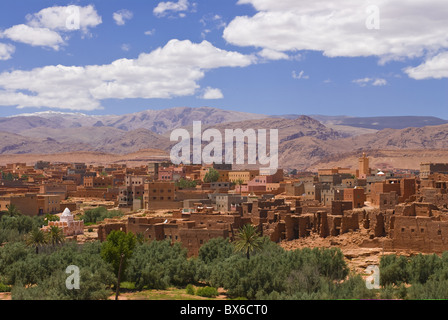 Tipico villaggio del deserto, nei pressi del Todra Gorge, Marocco, Africa Settentrionale, Africa Foto Stock