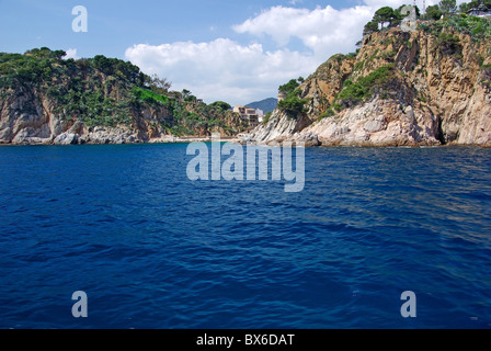 Vista del paesaggio dal mare vicino a Lloret de Mar, Costa Brava, Spagna. Più in La mia galleria. Foto Stock