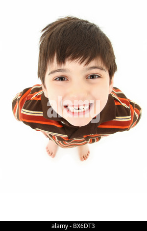 Adorabili e sette anni di Francese antico american boy sorridente fino verso la telecamera su sfondo bianco. Foto Stock