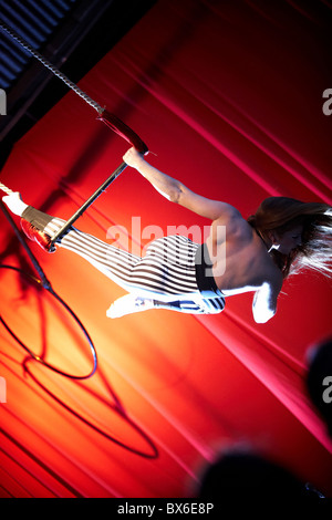 Giovane donna facendo forme a trapezio in Buenos Aires, Argentina Foto Stock