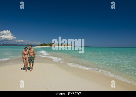 Felice coppia in luna di miele presso la bellissima spiaggia di Nosy Iranja vicino a Nosy Be, Madagascar, Oceano indiano, Africa Foto Stock