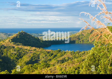 Vista dal Mont Passot sopra il cratere del lago Amparihibe Lac e l'Oceano Indiano, Nosy Be, Madagascar, Africa Foto Stock