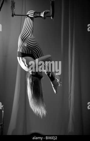 Giovane donna facendo forme a trapezio in Buenos Aires, Argentina Foto Stock