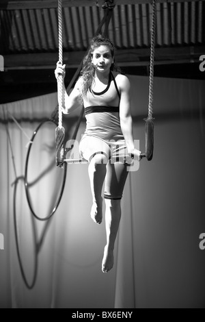 Giovane donna facendo forme a trapezio in Buenos Aires, Argentina Foto Stock