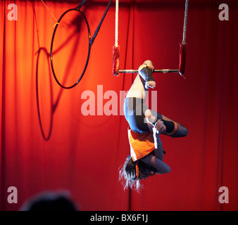 Giovane donna facendo forme a trapezio in Buenos Aires, Argentina Foto Stock