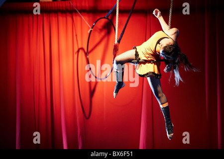 Giovane donna facendo forme a trapezio in Buenos Aires, Argentina Foto Stock