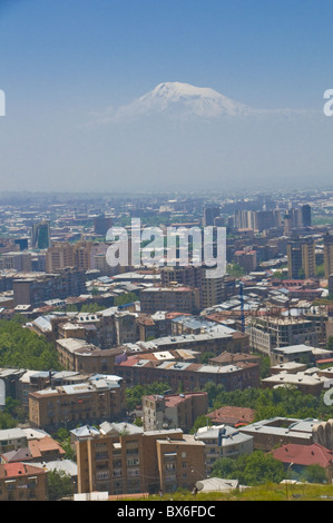 Vista sulla città capitale Yerevan, con il monte Ararat nella distanza, Armenia, nel Caucaso e in Asia Centrale, Asia Foto Stock