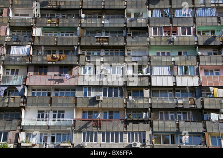 L'appartamento era enorme edificio in vecchio stile sovietico, Yerevan, Armenia, nel Caucaso e in Asia Centrale, Asia Foto Stock