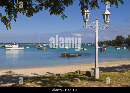 La baia e la spiaggia di Grand Baie, Mauritius, Oceano indiano, Africa Foto Stock