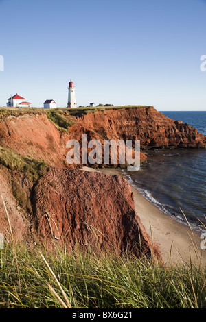 Faro su una scogliera che si affaccia su una spiaggia di sabbia sulla Havre-Aubert Isola nell'Iles de la Madeleine, Quebec, Canada Foto Stock