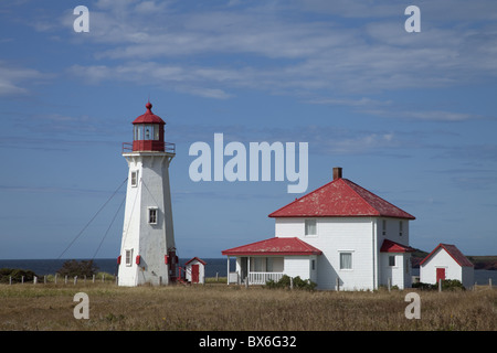 Un faro sull isola di Havre-Aubert, Iles de la Madeleine (Maddalena isole), Quebec, Canada, America del Nord Foto Stock