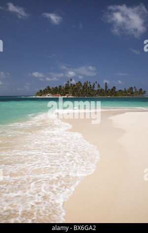 Spiaggia di sabbia con Diablo Island (Niatupu) in background, isole San Blas, Mar dei Caraibi, Panama America Centrale Foto Stock