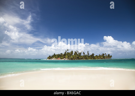 Diablo Island (Niatupu) nelle isole San Blas visto dalla spiaggia di Isola di cane, il Mare dei Caraibi, Panama America Centrale Foto Stock