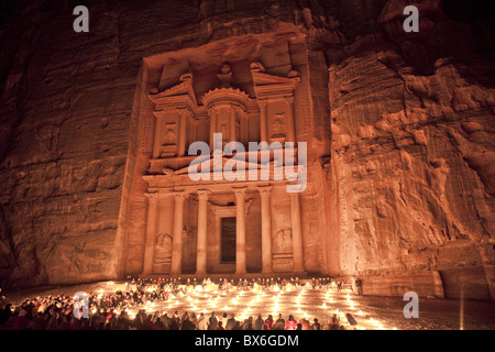 Turistico serale mostra a lume di candela, nella parte anteriore del Tesoro (El Khazneh), Petra, Sito Patrimonio Mondiale dell'UNESCO, Giordania Foto Stock