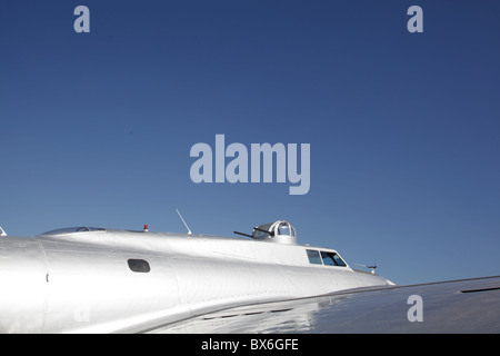 Alluminio coperto ristrutturato B-17 Flying Fortress WWII era il volo del bombardiere vista superiore ala pistola silver gunner posizione Foto Stock