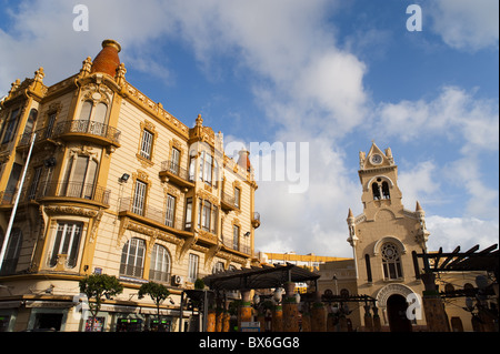 Modernista (Art Deco) edificio e Sagrado Corazon chiesa, Melilla, Spagna, Spagnolo in Nord Africa e Africa Foto Stock