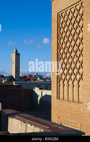 Il minareto di Okba e Minareto di Sihara in background, Oujda, della Regione Orientale, Marocco, Africa Settentrionale, Africa Foto Stock