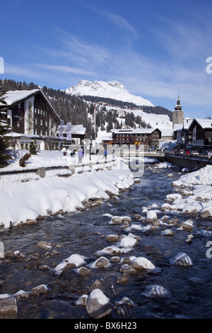 Fiume e villaggio chiesa Lech, vicino a St. Anton am Arlberg in inverno la neve, Alpi austriache, Austria, Europa Foto Stock