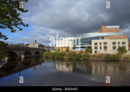 Theatre Severn e Ponte gallese, Frankwell, Shrewsbury, Shropshire, Inghilterra, Regno Unito, Europa Foto Stock