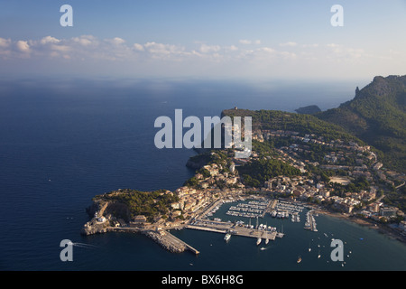 Vista aerea del porto di Soller e costa nord di Maiorca in mattina presto in estate, Maiorca, isole Baleari, Spagna Foto Stock