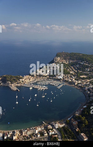 Vista aerea del porto di Soller porto e la costa nord di Maiorca in mattina presto, Maiorca, isole Baleari, Spagna Foto Stock