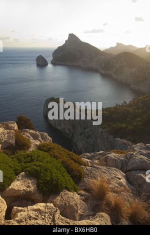 La penisola di Formentor e costa nord orientale dal Mirador des Colomer, Maiorca, isole Baleari, Spagna, Mediterraneo, Europa Foto Stock