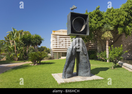 Personnage Gothique, Oiseau Eclair scultura datata 1976 nel giardino alla Fundacio Pilar i Joan Miro, Cala Major, Maiorca, SPAGNA Foto Stock