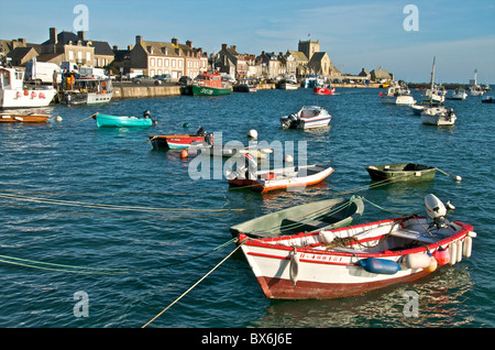 Porto e barche da pesca con le case e la chiesa in background, Barfleur, Manche, in Normandia, Francia, Europa Foto Stock