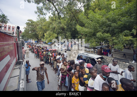 La folla in attesa per la distribuzione di prodotti alimentari dopo il gennaio 2010 terremoto, Port-au-Prince, Haiti, West Indies Foto Stock