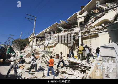 Magazzino essendo rimosso dal mercato dei Caraibi, Gennaio 2010 dal sisma, Port-au-Prince, Haiti, West Indies Foto Stock