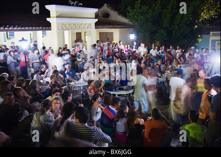 La gente guarda la musica dal vivo sui passi presso la Casa de la Musica, Trinidad, Sito Patrimonio Mondiale dell'UNESCO, Cuba, West Indies Foto Stock