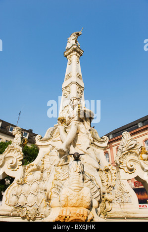 Fontana, Trier, Renania, Germania, Europa Foto Stock