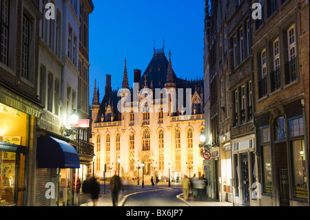 Il neo-gotico post office; piazza del mercato illuminata di notte, la città vecchia, il Sito Patrimonio Mondiale dell'UNESCO, Bruges, Fiandre, in Belgio Foto Stock