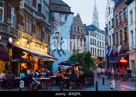 Caffè all'aperto e Brousaille carta murale di una giovane camminando a braccetto, Bruxelles, Belgio, Europa Foto Stock