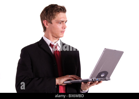 Un imprenditore motivato a lavorare sul suo computer notebook. Tutti gli isolati su sfondo bianco. Foto Stock