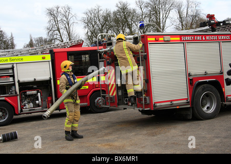 Surrey vigili del fuoco per i vigili del fuoco in un esercizio di Kent Foto Stock