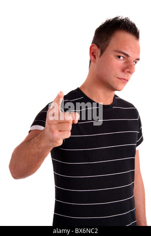 Un infastidito giovane uomo facendo un gesto minaccioso. Tutti gli isolati su sfondo bianco. Foto Stock