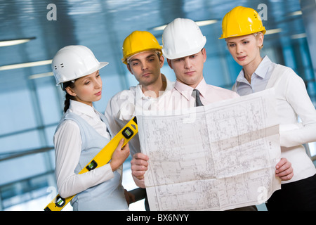 Ritratto di certi architetti in caschi piano di apprendimento Foto Stock