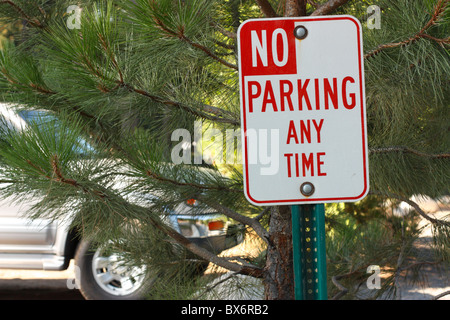 Nessun segno di parcheggio al Lago Pinecrest, Tuolumne County, California, Stanislaus National Forest Foto Stock