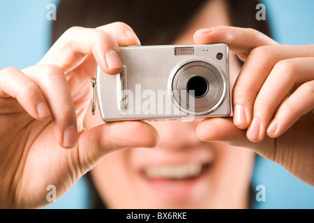 Immagine della fotocamera in mani maschio pronto per fare un colpo Foto Stock